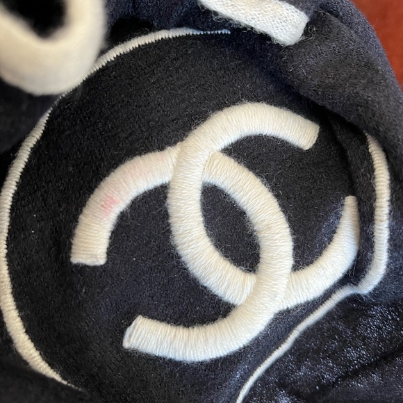 2011 Chanel cashmere stole - Picture 10 of 10